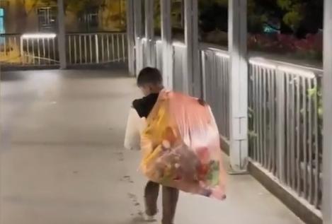 广州未成年人辍学拾荒背后的科技之光，智能科技重塑未来生活体验的希望与挑战