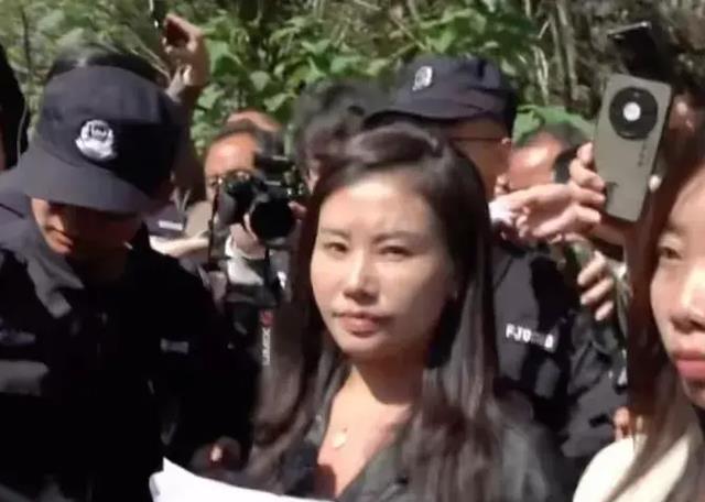 余华英被押入庭现场视频曝光，手铐下的庭审之路
