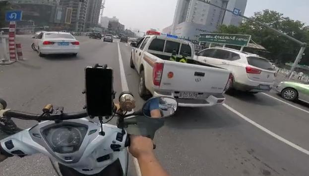 警方通报，男子驾驶小米SU7冲撞摩托车事件