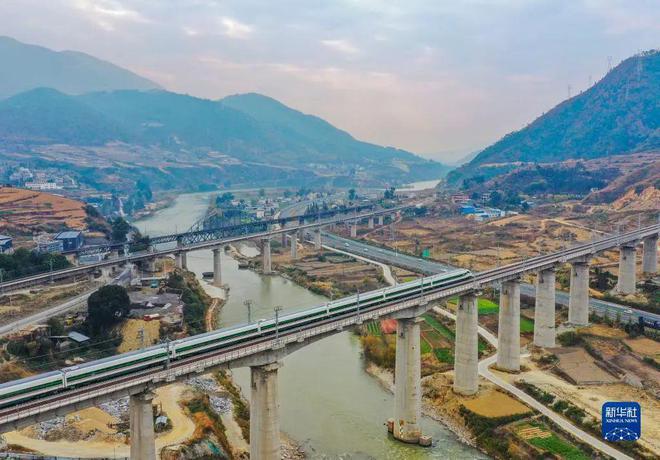 成昆铁路最新动态与小巷美食探索之旅