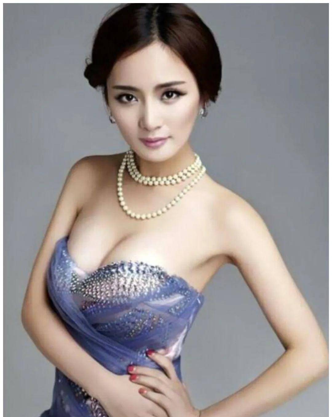 杨幂最新时尚写真，魅力四溢，尽显时尚风采