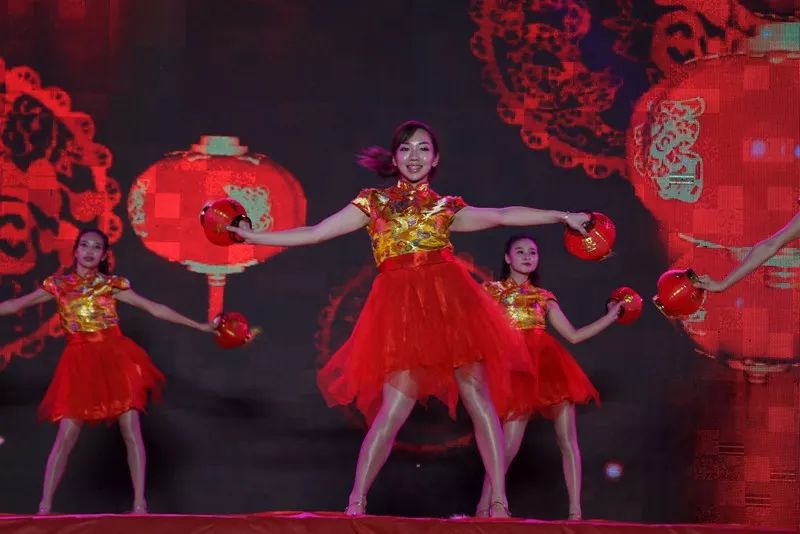 春英最新广场舞，与自然美景共舞，内心平和的追寻