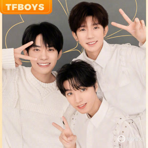 TFBoys最新照片展现学习成长中的自信、正能量与幽默力量