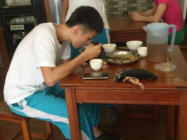 最新警察开枪视频与小巷深处的独特小店探索之旅揭秘