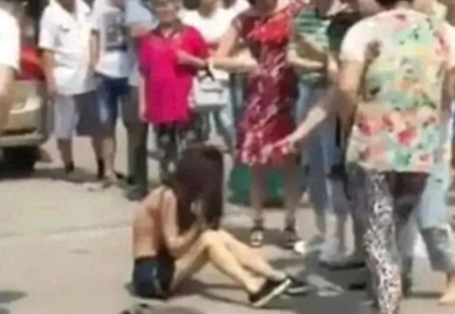 小三扒衣实拍揭秘，小巷深处的时尚与争议话题