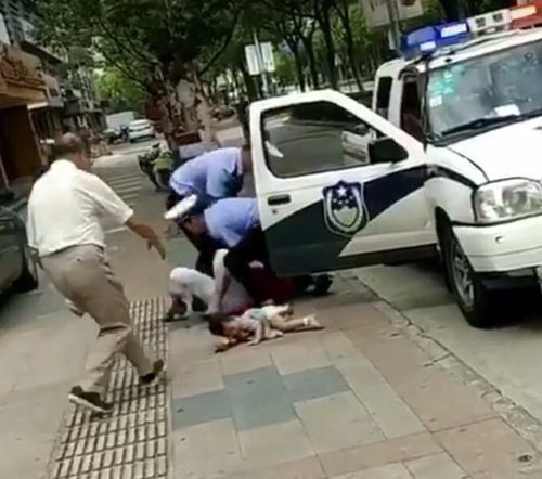 摔娃民警最新消息揭秘，小巷深处的神秘小店探秘之旅