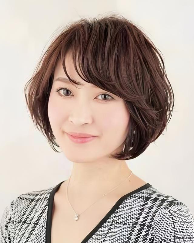 50岁女性短发新潮流发型指南，打造时尚魅力的详细步骤