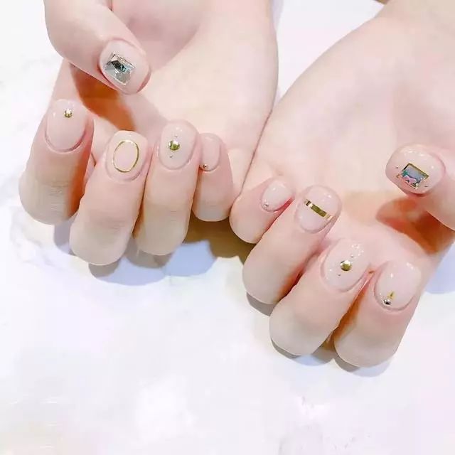 最新美甲短，时尚潮流微观世界探索
