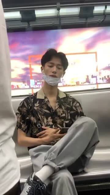 武汉地铁帅哥时尚潮流，都市魅力的完美展现