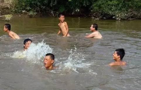最新溺水视频背后的故事，小巷深处神秘小店的秘密