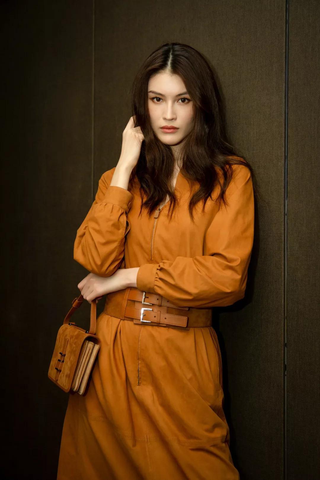 Dior最新女包，小巷中的时尚探秘