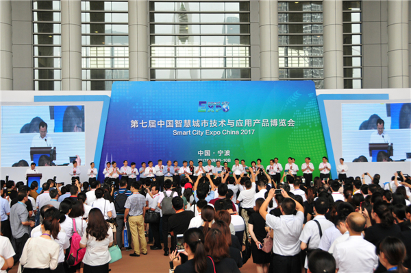 河南开学迎新科技产品亮相，智慧校园引领新时代