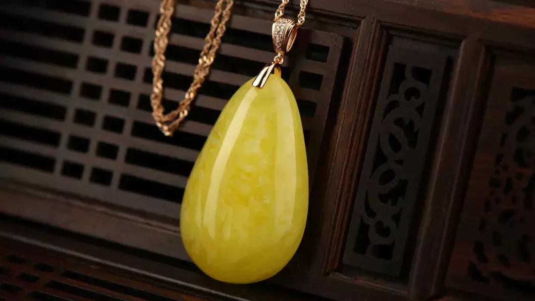 明星佩戴蜜蜡，璀璨风尚的印记