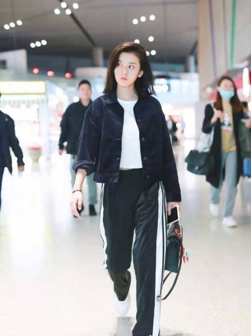 女明星休闲装探索，小巷中的时尚秘境图片分享