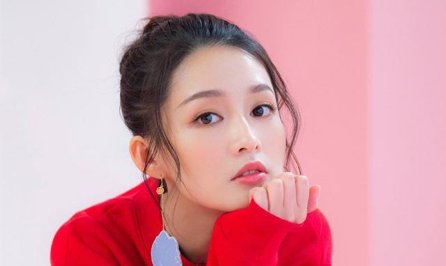 如何成为一名出色的演员？李恩西演员的成长之路与步骤指南