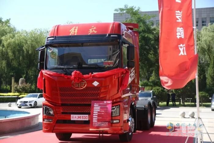 一汽解放新款牵引车，时代领航，引领未来