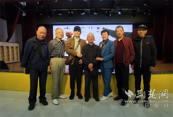 陈艾演员，从变化中成长，自信铸就辉煌之路