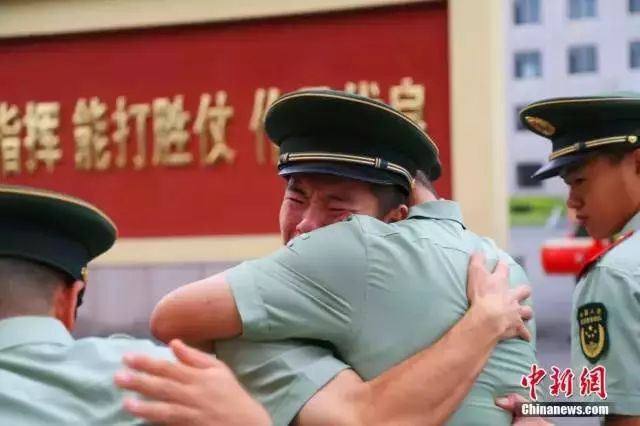 最新退伍政策下的温馨归途